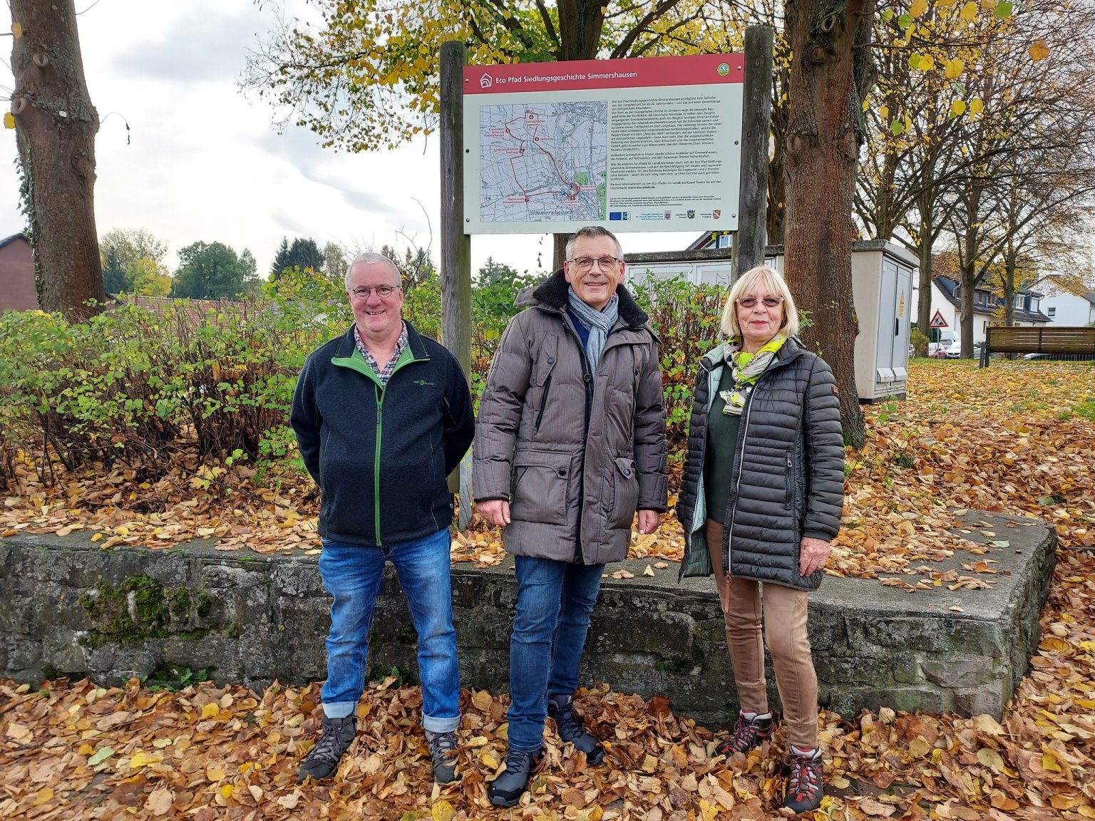 Landrat Andreas Siebert (mitte) eingerahmt von Thomas Scheklinski und Hannelore Hesse vom SPD-Ortsverein Fuldatal