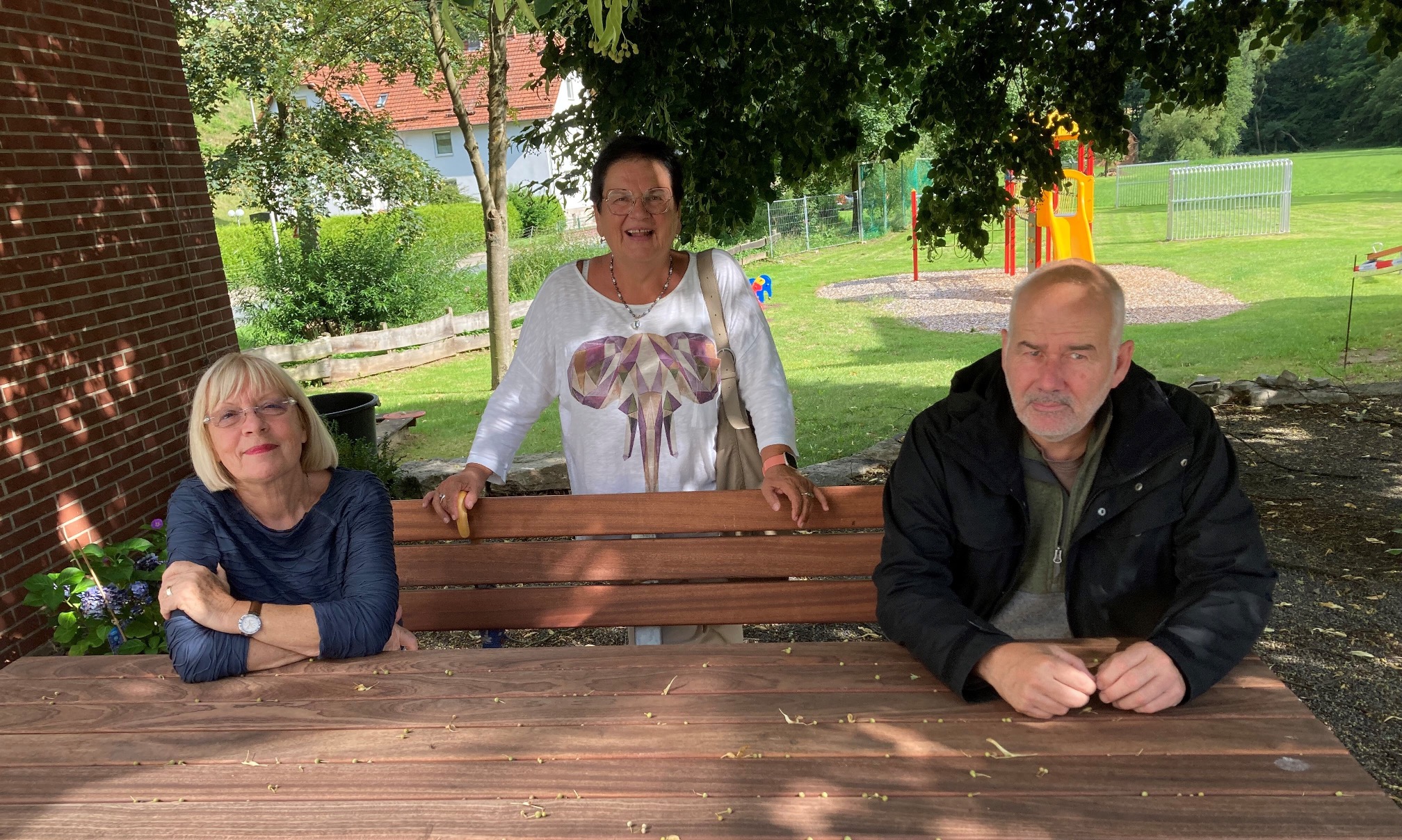 Auf der neuen Bank-Anlage vor dem Dorfgemeinschaftshaus nahmen schon einmal: Hannelore Hesse, Jörg Moldenhauer u. Heidrun Gottschalk Platz.