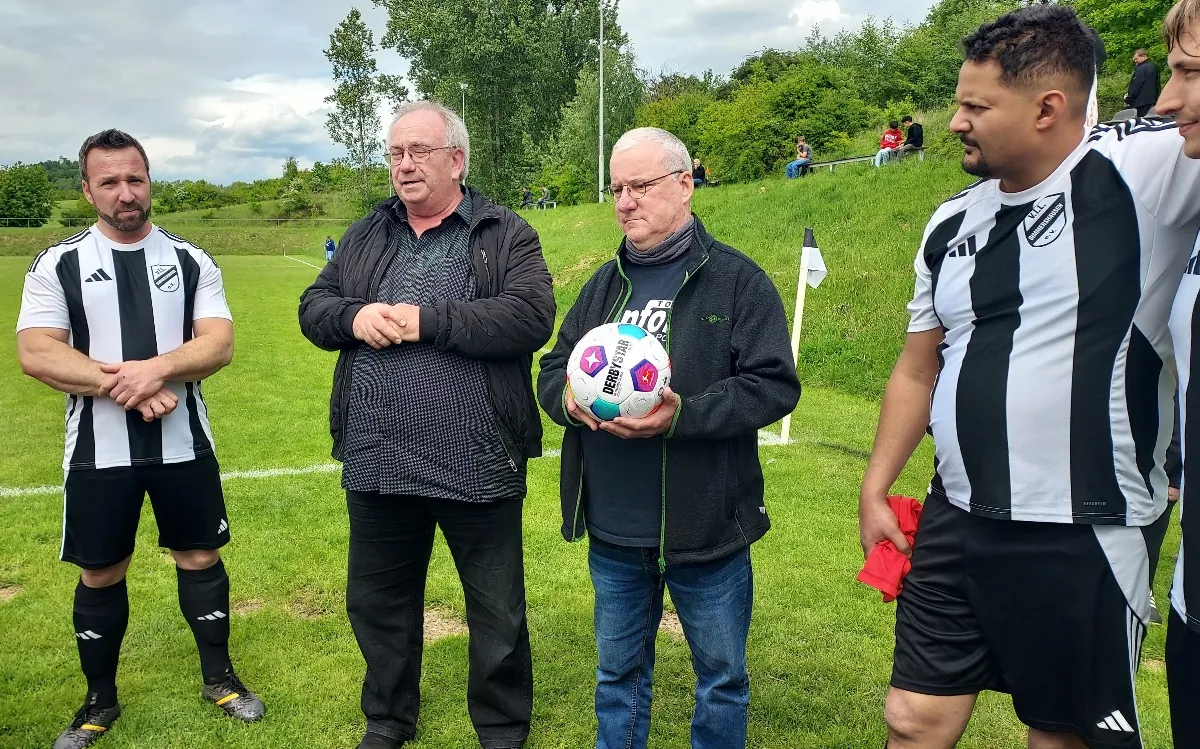 Dirk Eberhardt und Armin Scheklinski mit Spielern des VfL (Foto © SPD-Fuldatal)