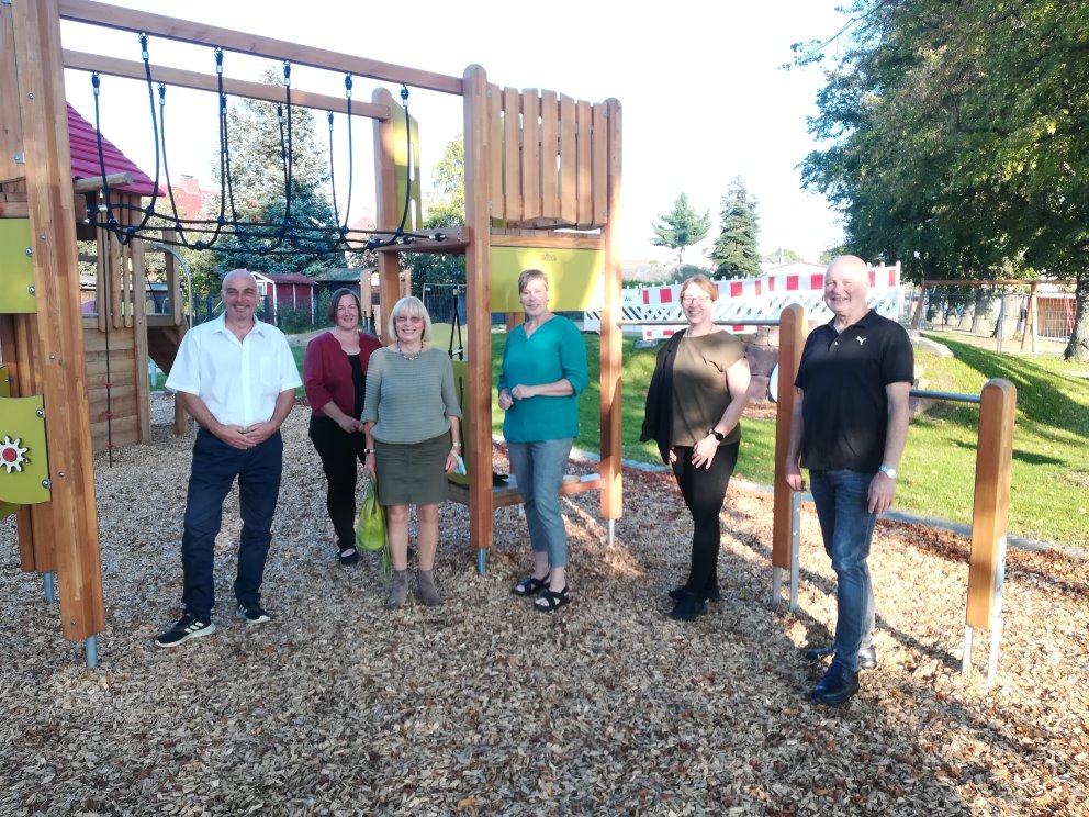 Gruppenbild bei der Einweihung der neuen Kita "An den Lindenbäumen"